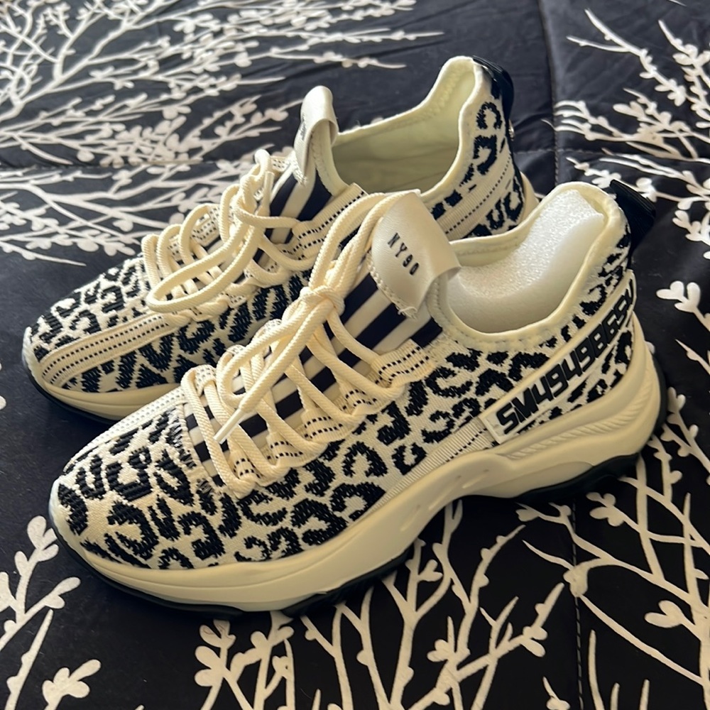Brand new Steve Madden Maxima Sneakers size 8.5 (box included)